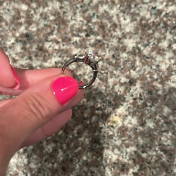 Moissanite round 8.0mm brilliant 2.0 carat ring size 6.5 - Picture 6 of 7